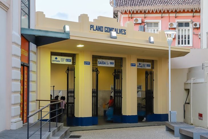 Ainda de acordo com a Semob, uma das opções é utilizar o Plano Inclinado Gonçalves, que fica localizado a aproximadamente 300m do Elevador Lacerda. Conheça mais sobre esse ponto turístico histórico de Salvador!