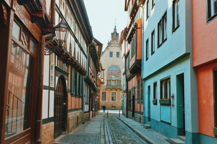A cidade foi projetada e construída no estilo arquitetônico alemão, com casas elegantes, edifícios públicos, e instalações que eram avançadas para a época.