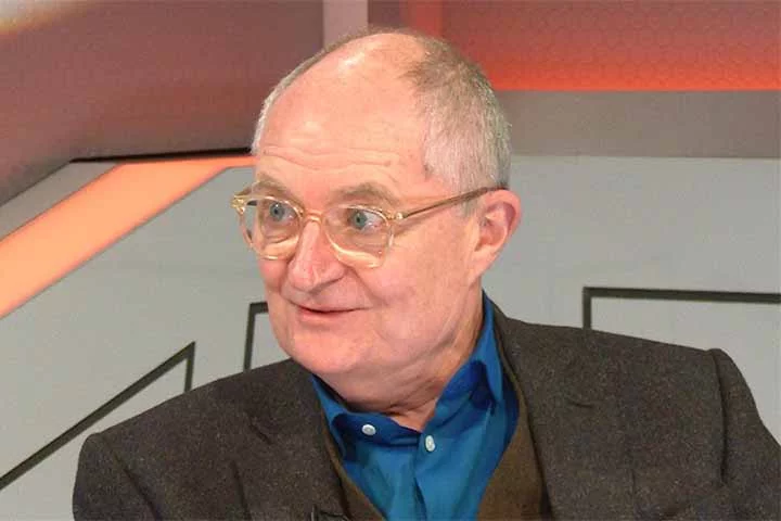 Jim Broadbent cursou artes cênicas antes de iniciar a longeva carreira na televisão e no cinema. Ele formou-se na Academia de Música e Arte Dramática de Londres em 1972. 
