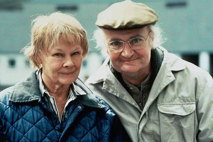 Broadbent, que começou a carreira nos anos 80 em comédias televisivas, levou a estatueta de Melhor Ator Coadjuvante em 2002 pelo papel de John Bayley, marido da personagem principal vivida por Judi Dench no filme “Iris”. 

