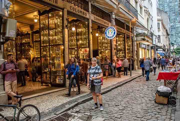 O prédio da Colombo tem arquitetura imponente, em estilo art nouveau (movimento artístico surgido na Europa entre o fim do século XIX e início do XX). 