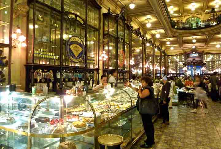 Atualmente, além do prédio tradicional na Rua Gonçalves Dias, a Colombo tem filiais em Copacabana e Ipanema.