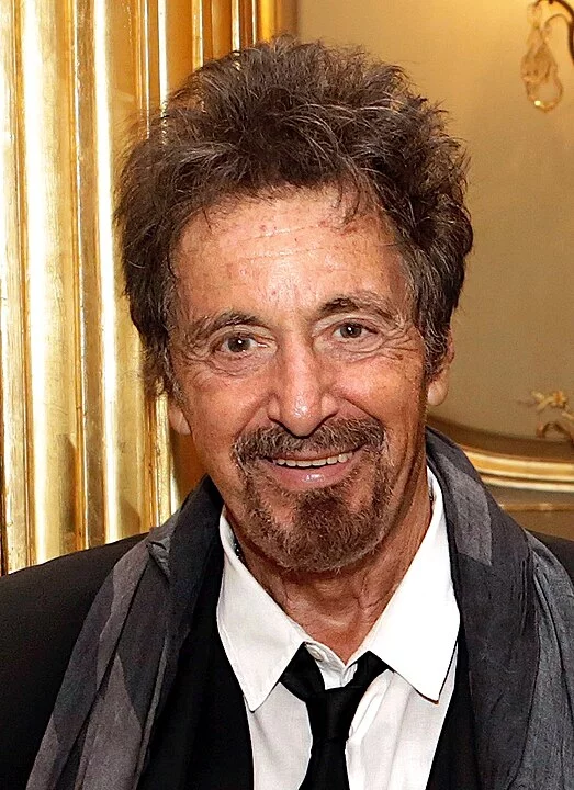 O ator Al Pacino fez 84 anos em 25/4/2024. E ainda está em plena atividade. A XYZ anunciou que ele está no elenco de  