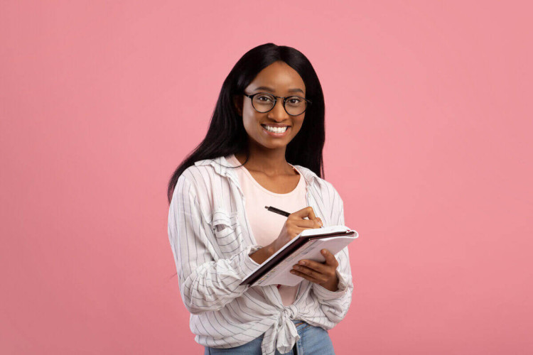 Entrar no ensino superior é um marco importante que abre um novo capítulo na vida de muitas pessoas (Imagem: Prostock-studio | Shutterstock)