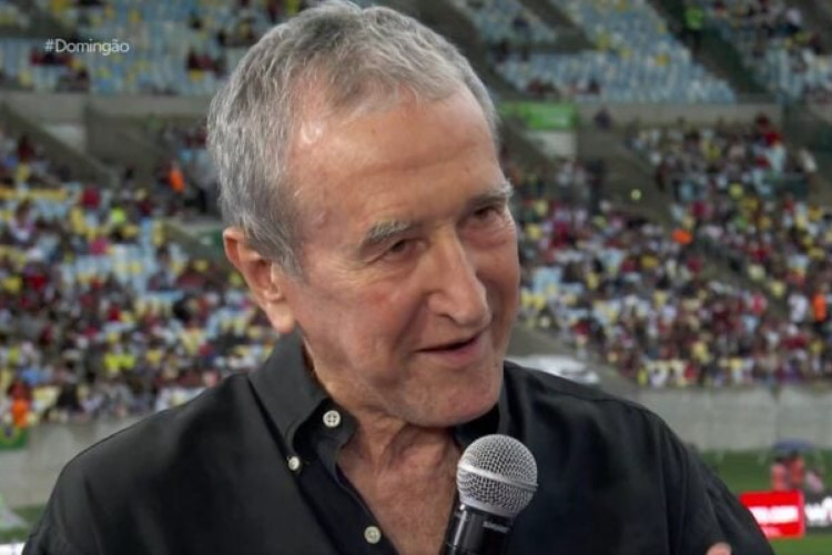  Ex-técnico da Seleção, que foi campeão mundial em 1994, esteve presente no Maracanã e foi homenageado no evento de Futebol Solidário