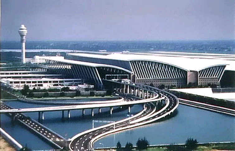 8° Aeroporto Internacional de Shanghai Pudong – China - Inaugurado em 1999. Tem 39 km². É o aeroporto mais importante de Shanghai. Um Transrapid fez o 1º trajeto comercial do mundo entre esse aeroporto e a estação de metrô Long Yang (viagem inaugural em 2002). O maglev atinge 431 km/h a uma distância de 30 km.