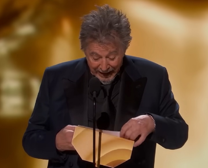 Al Pacino foi escolhido para entregar o Oscar de Melhor Filme na cerimônia em 10/3/2024. E acabou causando críticas na internet - teve gente até insinuando que ele estava bêbado - porque não leu os nomes de todos os concorrentes. Anunciou logo o vencedor: Oppenheimer.