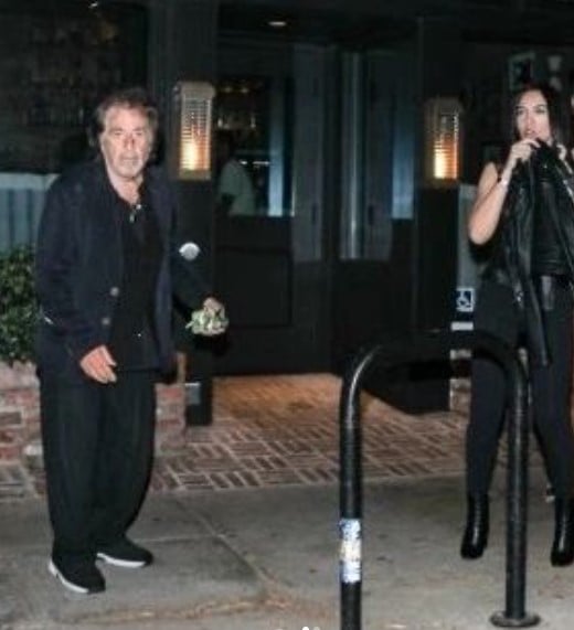 O romance se tornou público em abril de 2022, quando o casal foi fotografado junto em um restaurante. “Pacino e Noor começaram a se ver durante a pandemia. Ela namora principalmente homens mais velhos muito ricos, esteve com Mick Jagger por um tempo e depois namorou Nicholas Berggruen, declarou uma pessoa próxima ao casal.