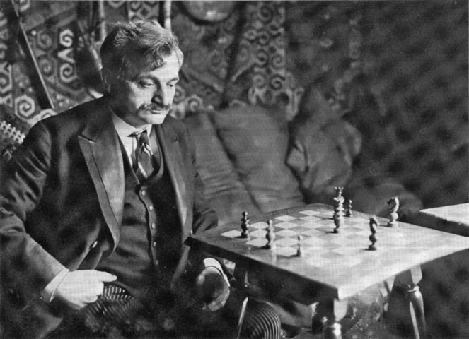Emanuel Lasker (1868-1941) - Filósofo, matemático, amigo de Einstein. Até hoje, é o enxadrista a deter por mais tempo o título de campeão mundial: 17 anos (1894 a 1921, quando foi derrotado por Capablanca). Considerado um jogador que usava a psicologia para explorar as fragilidades do rival. 