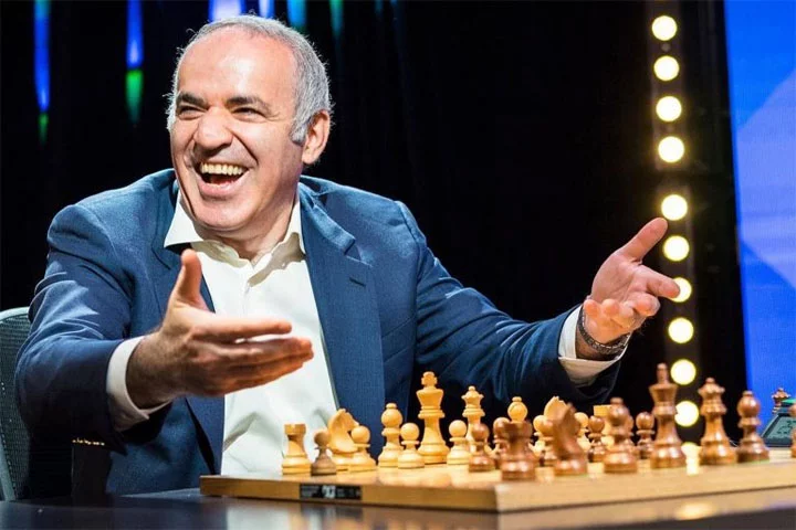Garry Kasparov fez 61 anos em 13/4/ 2024. Um mês antes, foi incluído pelo governo da Rússia na lista de terroristas e extremistas , que impõe limites às transações bancárias. Crítico do Kremlin, ativista político e escritor, Kasparov fugiu da Rússia em 2014 com medo de perseguição. Ele nasceu na antiga União Soviética, numa área onde hoje fica o Azerbaijão.