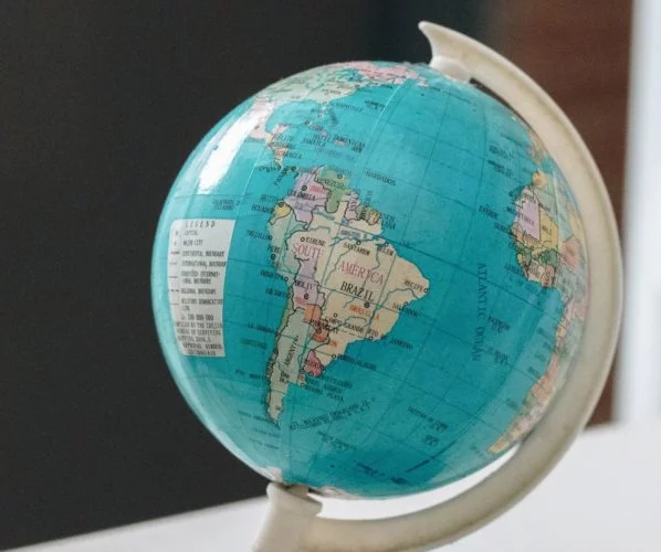 No Top-10 dos países com mais turistas no Brasil no período, aparecem quatro vizinhos da América do Sul, totalizando 1.488.131 pessoas. Destaca-se a predominância da Argentina. Os hermanos foram, de longe, nossos visitantes mais frequentes. 