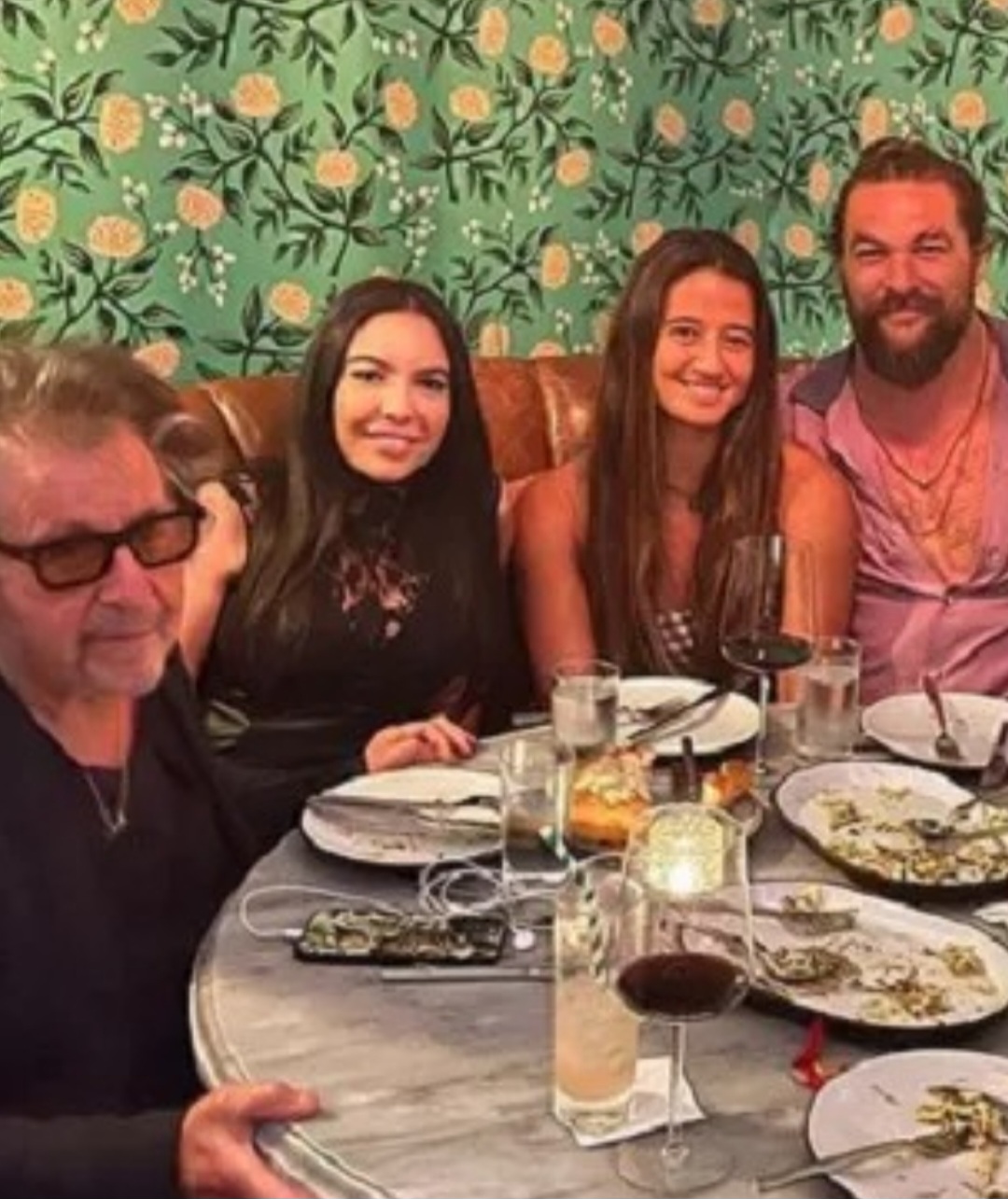 Nascida em 2/12/1993, Noor Alfallah tem 30 anos, 54 a menos que o astro de Hollywood. Eles mantinham um relacionamento desde 2022. E o bebê do casal, Roman, nasceu em 15/6/2023. 