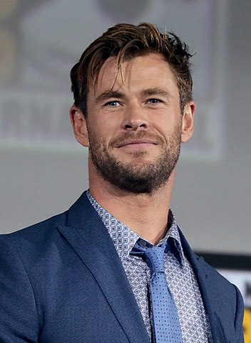 No cinema, Thor é interpretado pelo australiano Chris Hemsworth, 40 anos. Considerado um dos homens mais bonitos do planeta, Chris tem 1,90 m e um tipo físico adequado para encarnar o Deus nórdico sem grande esforço.  Ele começou a carreira em 2002. 