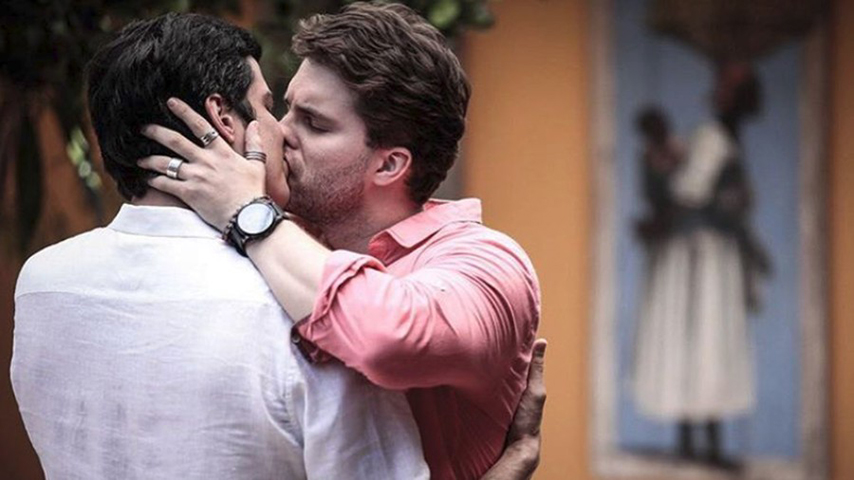O primeiro beijo gay em novelas aconteceu em 2013, na novela Amor à Vida, entre Felix (Mateus Solano) e Niko (Thiago Fragoso), na TV Globo.  Curiosamente, em 2005, a mesma emissora gravou um beijo gay para a novela América, mas não exibiu. 