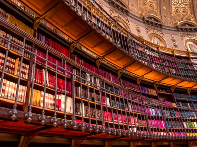 Depois, também absorveu o acervo da Biblioteca Estadual e Universitária (SUL) em Aarhus. Tem 43 milhões de itens. É a maior dos países escandinavos. 