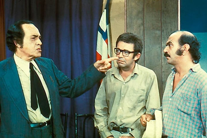 A TV com cores chegou ao Brasil em 1972. Não demorou muito para que pipocasse a primeira novela colorida no país. Foi logo no ano seguinte, com O Bem Amado. Para muitos, é uma das grandes novelas do Brasil.  Outra curiosidade que marca a novela é que ela foi a primeira a ser exportada. Antes, apenas os textos eram vendidos. 