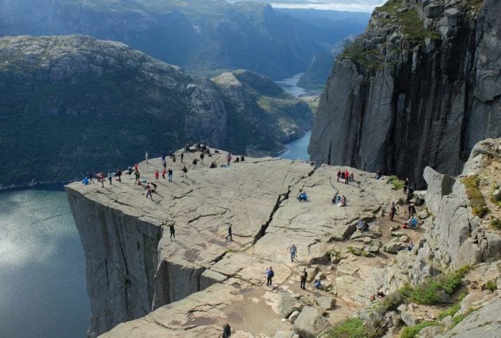 De acordo com uma lenda local, a montanha se partirá e cairá no fiorde, gerando uma enorme onda de destruição, no dia em que sete irmãs se casarem com sete irmãos da região.
