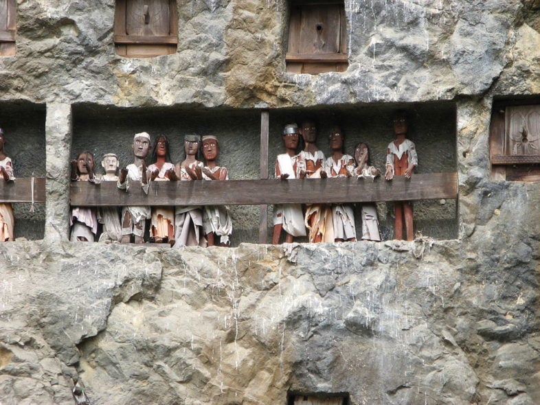 Essas estátuas são colocadas juntas, com seus rostos voltados para as ruas, como se estivessem vigiando e protegendo os vivos que passam por ali como um símbolo de proteção.