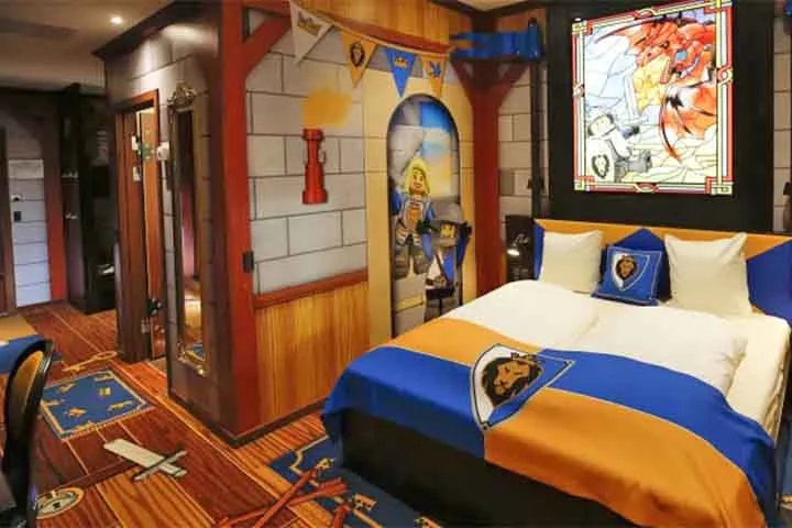 O espaço do Legoland Billund conta em sua estrutura com dois hotéis oficiais e uma vila para hospedagem. 
