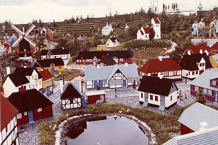 Três décadas antes, no pequeno município a quase 300 km da capital Copenhague nasceu o The Lego Group, que passaria a fabricar anos mais tarde as pecinhas que se tornaram populares mundo afora. 
