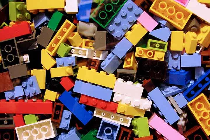 A peça colorida foi patenteada pelo grupo familiar em 1958, quando já continha os encaixes em formato de tubos que a tornaram um brinquedo clássico. 

