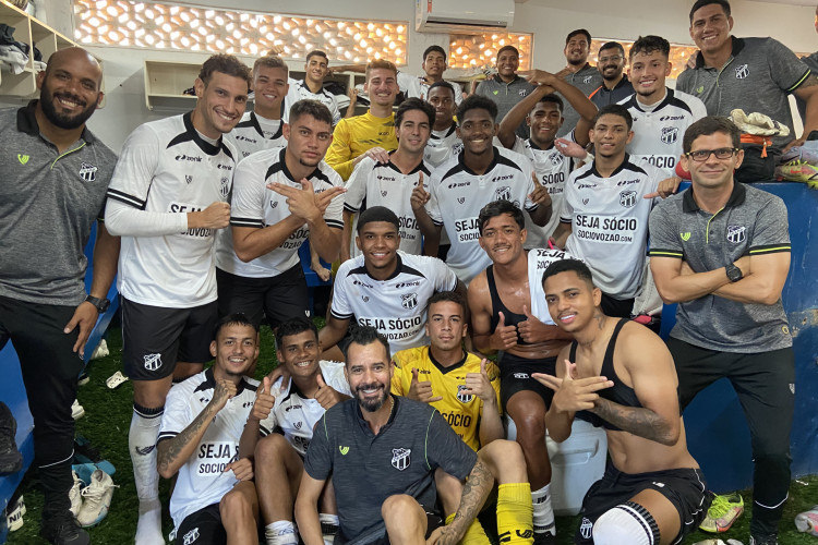 Elenco do Ceará reunido após vitória contra o Goiás pelo Campeonato Brasileiro Sub-20