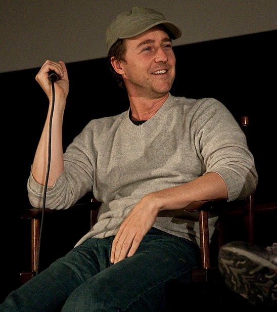 Após se formar na Universidade de Yale com um diploma em história, Norton mudou-se para Nova York para perseguir seu sonho de se tornar ator.