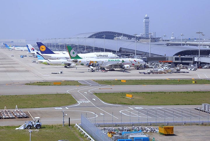 O terminal principal -  projetado pelo renomado arquiteto italiano Renzo Pianotem - tem forma de asa e parece flutuar sobre a água. O telhado é suportado por uma estrutura de aço que parece um caranguejo gigante.