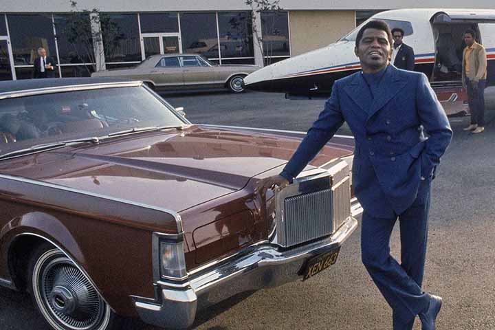 Até que seu pai o entrega para uma tia, que administrava uma casa de prostituição. Para sobreviver, engraxava sapatos, vendia selos, lavava pratos e cantava em concursos de talentos. Além disso, aprendeu a tocar flauta, guitarra, piano e bateria. 