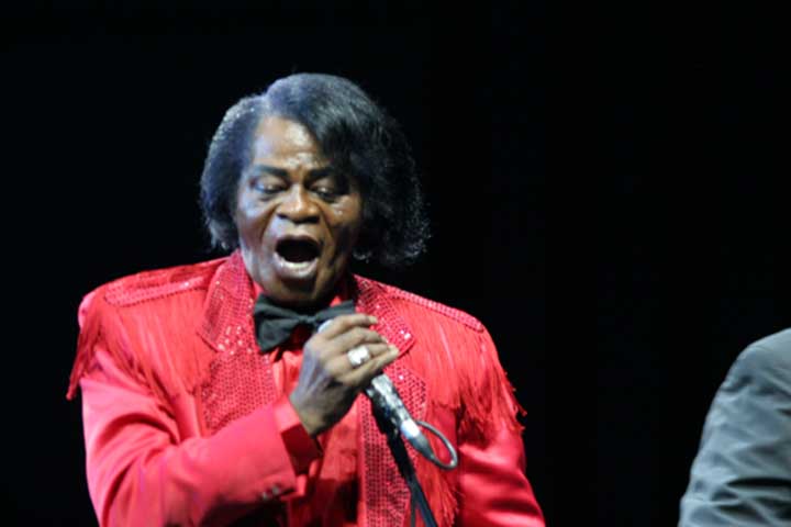 Em 25 de dezembro de 2006, Brown morreu às 1h45 da manhã de insuficiência cardíaca, resultante de complicações da pneumonia, aos 73 anos. Estava ao seu lado de seu agente Frank Copsidas e de seu amigo Charles Bobbit. De acordo com Bobbit, Brown proferiu as palavras Estou indo embora esta noite.