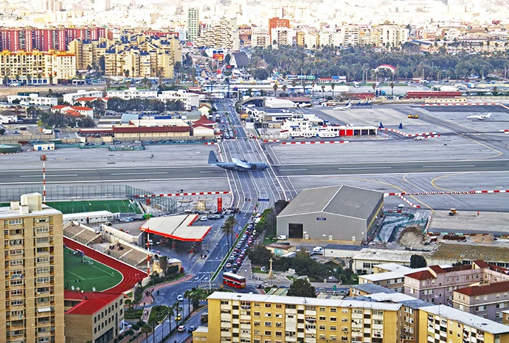 AEROPORTO DE GIBRALTAR (Gibraltar) - Gibraltar é um território ultramarino que pertence ao Reino Unido, mas fica no sul da Península Ibérica, na Espanha. 