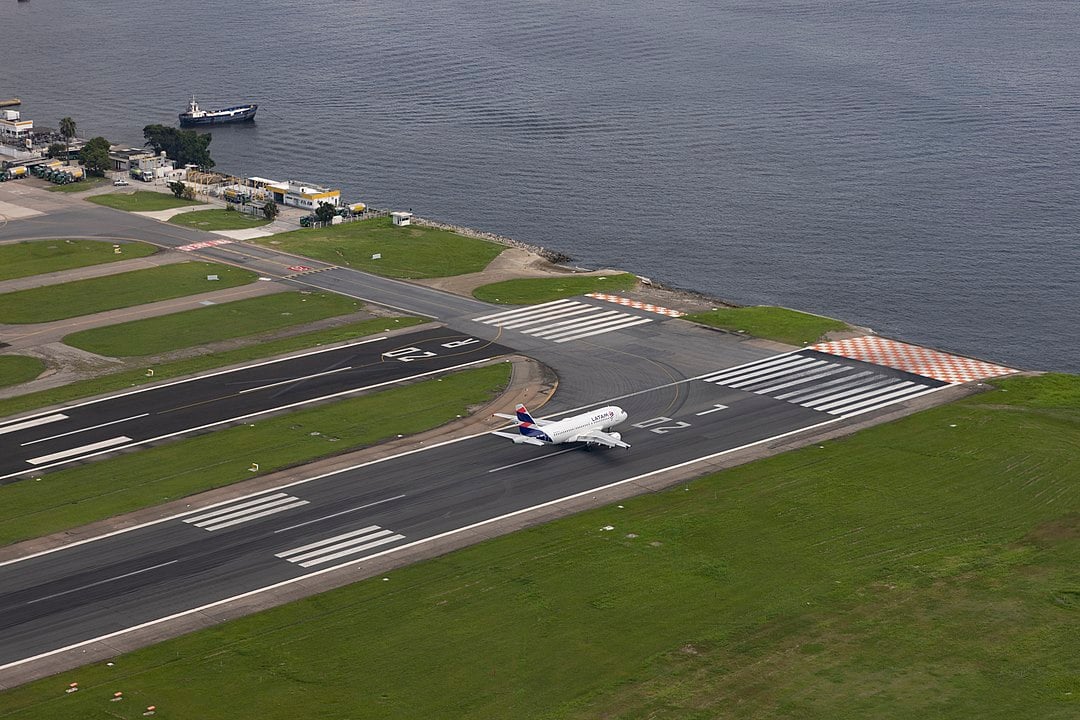 À beira da Baía de Guanabara, o aeroporto tem pista curta e que dá direto nas águas. Por causa desse perigo, a Gol chegou a desenvolver com a Boeing um sistema de freios mais eficientes para aumentar a segurança nos pousos.  