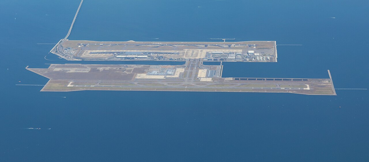 O Aeroporto Internacional de Kansai, no Japão, está afundando.  Construído na Baía de Osaka, ele chama atenção justamente por ser uma espécie de ilha artificial. E estima-se que em 30 anos nada restará. 