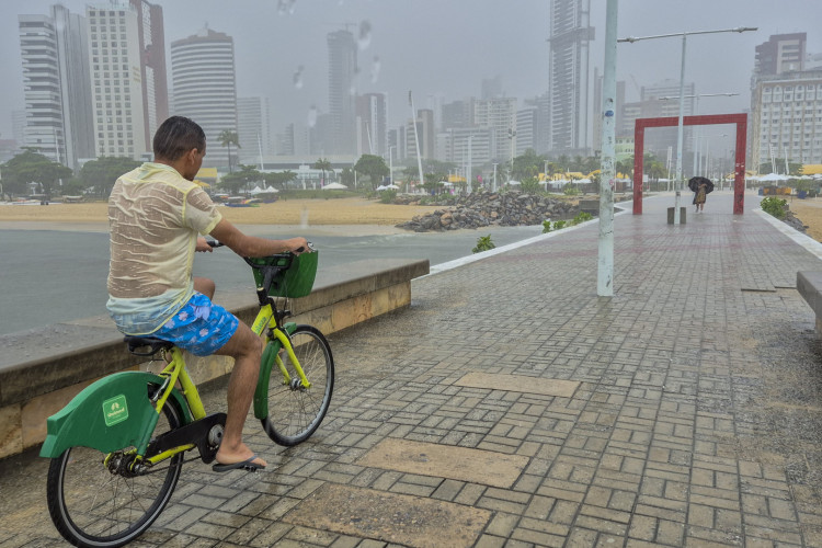 Fortaleza, CE, BR 30.05.24 - O aviso meteorológico vale até às 10 horas da manhã de sábado (Fco Fontenele O POVO)