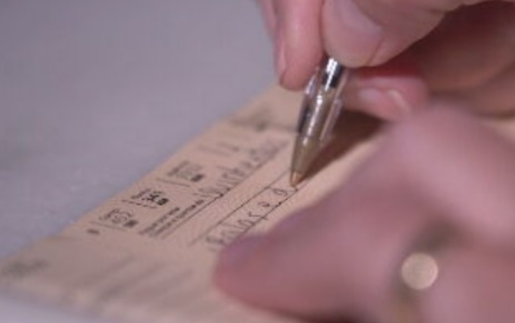 O uso de cheque está cada vez menor no Brasil. A forma de pagamento, que já foi popular, é considerada antiquada por muitas pessoas, que até se surpreendem com a referência ao talão de papel.