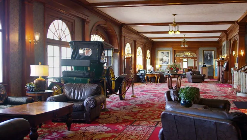 Durante a temporada de outono, o Stanley Hotel cria um labirinto de milho em suas terras, proporcionando uma experiência divertida para os hóspedes. À noite, o desafio fica assustador devido à escuridão e às histórias de assombração associadas ao hotel.