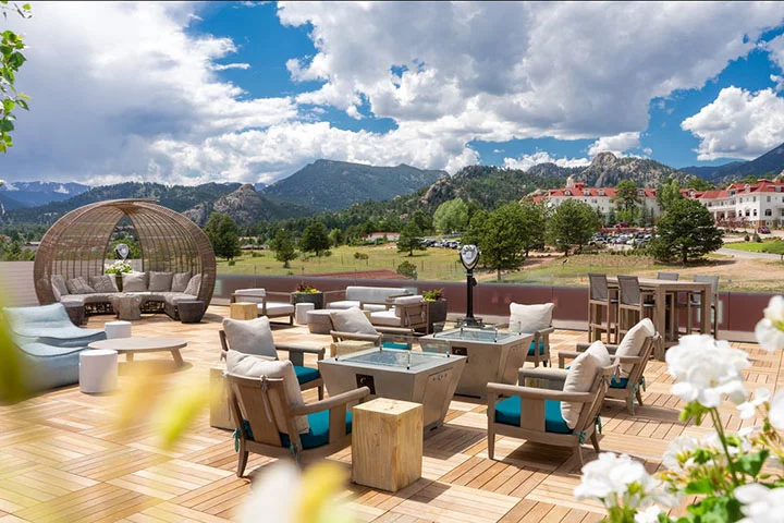 Apesar das histórias sinistras, o Stanley Hotel também é conhecido por sua localização privilegiada. Ele fica no Parque Nacional das Montanhas Rochosas, e oferece uma vista deslumbrante da natureza local.