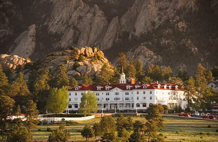 Localizado em Estes Park, Colorado, nos Estados Unidos, o hotel foi construído em 1909 pelo empresário F.O. Stanley e sua esposa, Flora.