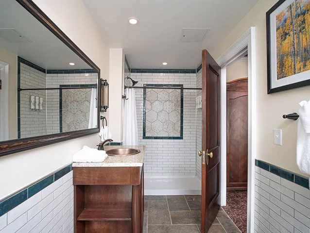 O Stanley Hotel foi o primeiro a ter luz elétrica e água quente na região.