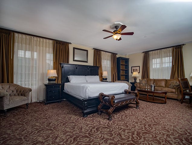 Muitos visitantes e funcionários ao longo dos anos relataram experiências paranormais, incluindo portas que se abrem e fecham sozinhas, vozes sussurrantes nos corredores e aparições inexplicáveis.