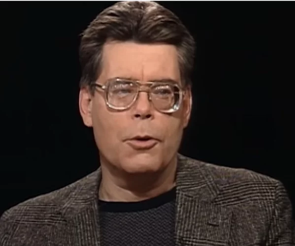 Em 1974, Stephen King e sua esposa Tabitha passaram uma noite no Stanley Hotel durante a temporada baixa de turismo. Ao longo da estadia, o escritor teve um pesadelo em que seu filho era perseguido por um incêndio no hotel.