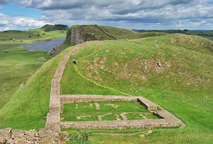 MURALHA DE ADRIANO - Fica em Brampton, na Inglaterra, e  conteve o avanço do Império Romano sobre a Grã-Bretanha, no ano 122.  A barreira de 117 quilômetros, de pedra e madeira, é patrimônio mundial da Unesco. 