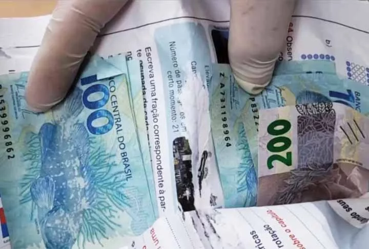 O Banco Central do Brasil também reforça que, quando houver a suspeita de recebimento de nota falsa, não a receba nem passe adiante. É necessário encaminhar a cédula na rede bancária e solicitar o recibo de retenção.