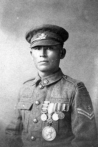 Francis Pegahmagabow (Canadense) - Nasceu em 1891 e morreu em 1952. Celebridade no Canadá e o atirador que ajudou a construir a fama de que os canadenses produzem alguns dos melhores atiradores do mundo. 