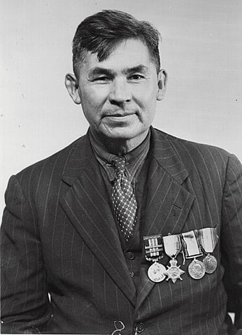 Pegahmagabow foi o Sniper mais letal da I Guerra, somando 378 mortes confirmadas de alemães em batalhas na França. Ganhou todas as honrarias militares possíveis no Canadá e ao voltar para casa passou a ser ativista da causa indígena.