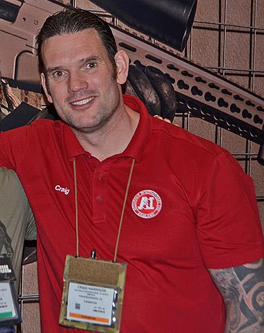 Craig Harrison (Inglaterra) - Ficou famoso quando, em 2009, durante a guerra contra os talibãs afegãos, deu dois tiros a uma distância de 2,5km. Cada um abateu um inimigo. Normalmente um atirador é elogiado ao acertar alvos a 400m. O feito de Craig foi considerado uma façanha. Um recorde que demorou para ser quebrado.  