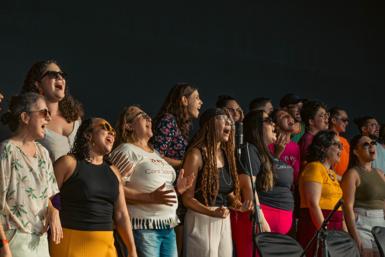 Coral de Fortaleza se apresenta em show beneficente de Whindersson Nunes