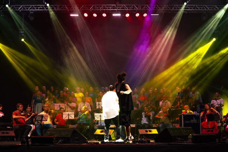 Coral de Fortaleza se apresenta em show beneficente de Whindersson Nunes