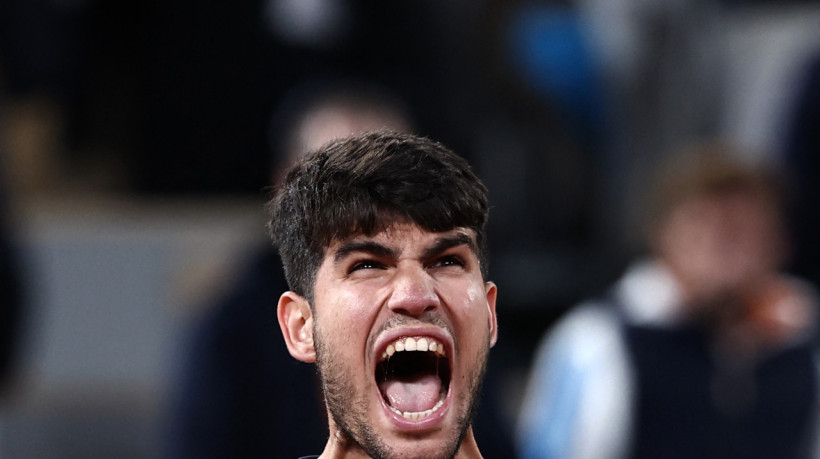Alcaraz comemora vitória e classificação (Foto: Anne-Christine POUJOULAT / AFP)