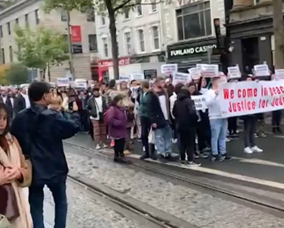 O incidente gerou protestos em Dublin, capital do país. Entregadores de comida, inclusive, relatam que sofrem perseguição e roubos por parte de gangues irlandesas.